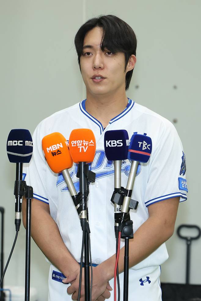 '욕설 논란'에 휩싸인 삼성 원태인이 21일 대구 SSG 랜더스전에 앞서 기자회견을 하고 있다.(삼성 라이온즈 제공)