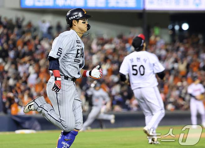 21일 서울 송파구 잠실야구장에서 열린 '2026 신한 SOL KBO리그' 한화 이글스와 LG 트윈스의 경기, 한화 채은성이 7회초 2사 2,3루 상황에서 동점 2타점 적시타를 치고 있다. 2026.4.21 ⓒ 뉴스1 김성진 기자