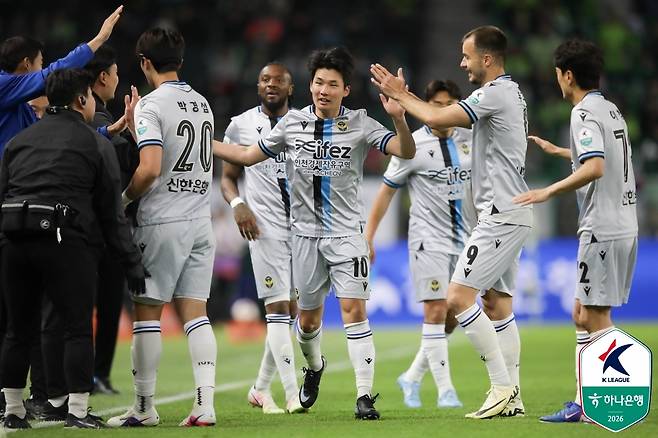 인천 유나이티드 선수단이 21일 전주월드컵경기장에서 열린 원정 경기에서 이동률의 득점을 축하하고 있다. (한국프로축구연맹 제공)