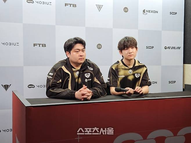 젠시티 ‘릴라’ 박세영 코치(왼쪽)와 ‘원더08’ 고원재가 19일 서울 잠실DN콜로세움에서 열린 2026 FSL 팀배틀 결승전 우승 후 취재진 인터뷰에 임하고 있다. 잠실 | 강윤식 기자 skywalker@sportsseoul.com
