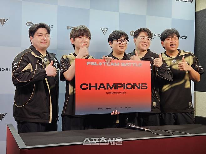 젠시티 선수단이 19일 서울 잠실DN콜로세움에서 열린 2026 FSL 팀배틀 결승전 우승 후 포즈를 취하고 있다. 잠실 | 강윤식 기자 skywalker@sportsseoul.com