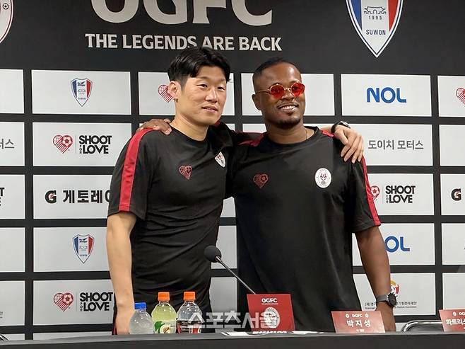 박지성이 19일 수원월드컵경기장에서 열린 레전드 매치에서 절친 파트리스 에브라와 사진 촬영에 임하고 있다. 수원 | 정다워 기자