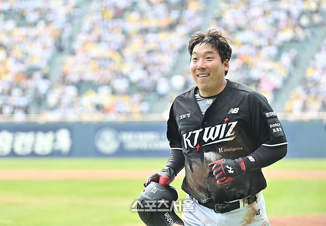 KT 김현수가 29일 잠실구장에서 열린 2026 KBO 리그 LG와의 경기 1회초 1사 1루 상황에서 안현민의 2루타에 1루에서 홈까지 뛰어 득점한 뒤 환하게 웃고 있다. 잠실 | 박진업 기자 upandup@sportsseoul.com