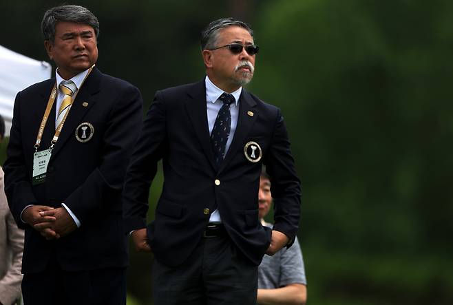 KPGA 김원섭 회장(오른쪽)이 지태화 부회장과 같은 곳을 바라보고 있다. 사진 | KPGA