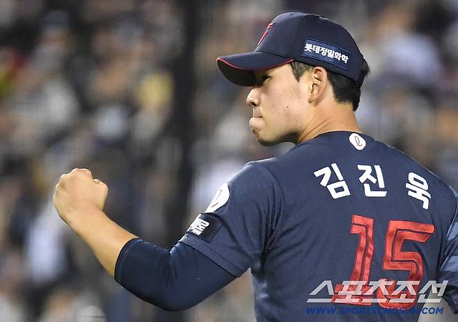 15일 잠실구장에서 열린 LG와 롯데의 주중 3연전 두 번째 경기. 5회말 2사 1, 2루 실점 위기를 넘긴 롯데 선발 김진욱. 잠실=송정헌 기자songs@sportschosun.com/2026.04.15/