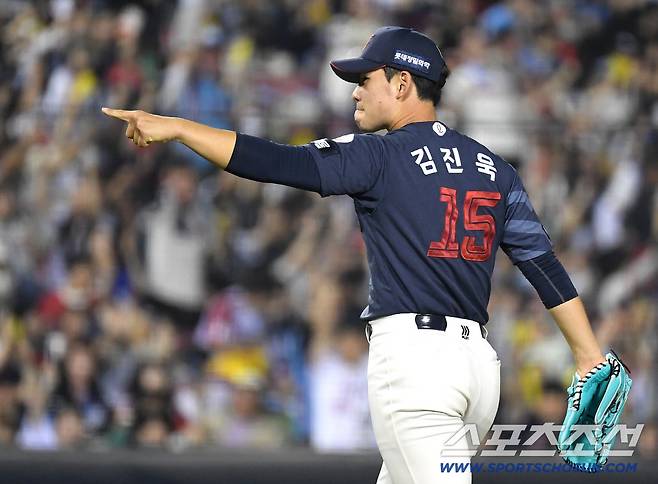 15일 잠실구장에서 열린 LG와 롯데의 주중 3연전 두 번째 경기. 5회말 2사 1, 2루 실점 위기를 넘긴 롯데 선발 김진욱. 잠실=송정헌 기자songs@sportschosun.com/2026.04.15/