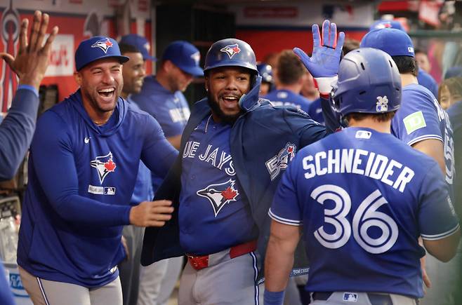 ANAHEIM, CALIFORNIA - APRIL 20: Vladimir Guerrero Jr. of the Toronto Blue Jays celebrates in the dugout after hitting a home run in the third inning against the Los Angeles Angels at Angel Stadium of Anaheim on April 20, 2026 in Anaheim, California.   Joe Scarnici/Getty Images/AFP (Photo by Joe Scarnici / GETTY IMAGES NORTH AMERICA / Getty Images via AFP)







<저작권자(c) 연합뉴스, 무단 전재-재배포, AI 학습 및 활용 금지>