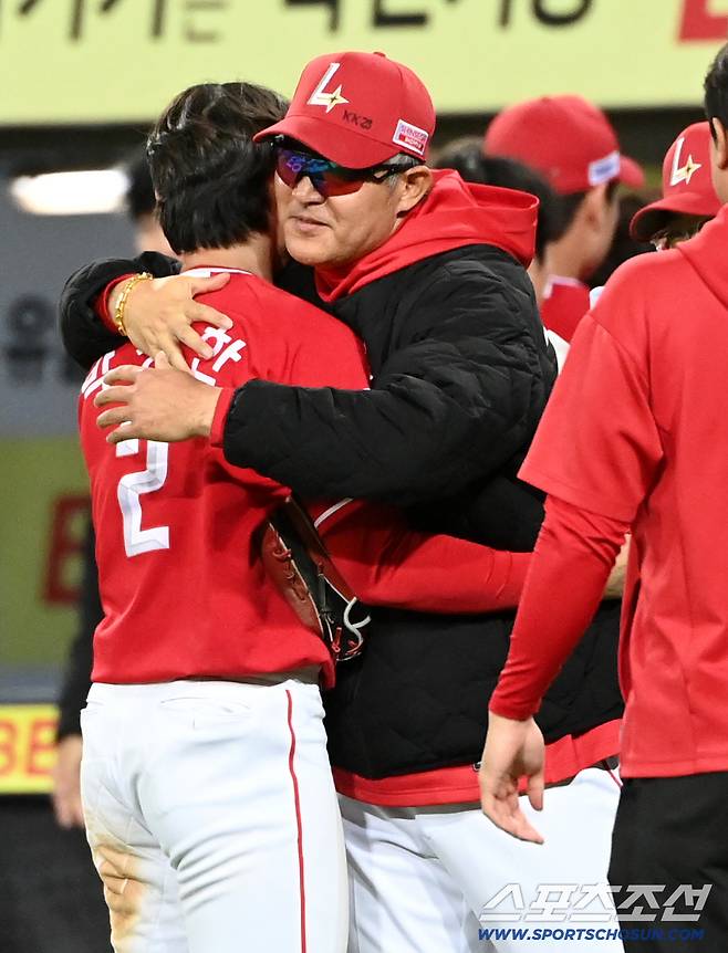 21일 대구삼성라이온즈파크에서 열린 SSG와 삼성의 경기. SSG가 5대4로 승리했다. 이숭용 감독이 박성한에게 개막 19경기 연속 안타 신기록을 축하하는 꽃다발을 전하며 포옹하고 있다. 대구=허상욱 기자wook@sportschosun.com/2026.04.21/
