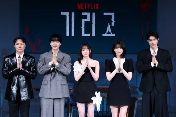 21일 오후 서울 용산구 CGV용산아이파크몰에서 열린 넷플릭스 시리즈 '기리고' 하이라이트 시사회 및 기자간담회에서 출연 배우들이 포즈를 취하고 있다. 왼쪽부터 노재원, 이효제, 전소영, 강미나, 현우석 ⓒ연합뉴스