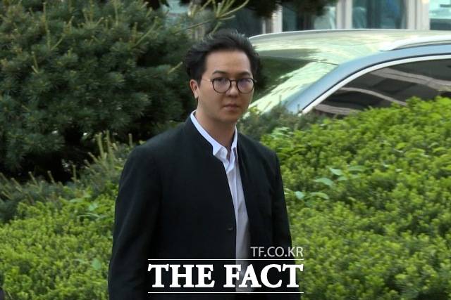 ‘부실 복무’ 혐의를 받는 송민호가 21일 서울 마포구 서울서부지방법원에서 열린 1차 공판에 출석하고 있다. /서울서부지법=김기범 기자