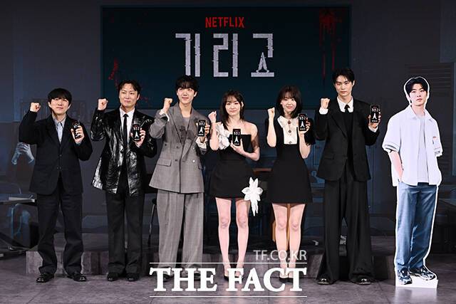 박윤서 감독과 배우 노재원, 이효제, 강미나, 전소영, 현우석(왼쪽부터)이 21일 오후 서울 용산구 CGV 용산아이파크몰에서 열린 넷플릭스 새 시리즈 '기리고' 기자간담회에 참석해 포즈를 취하고 있다. /김성렬 기자