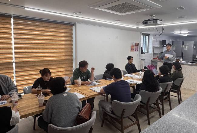 21일 영주시가 학사골목 상인들을 대상으로 골목형 상점가 관련 설명을 하고 있다. /영주시