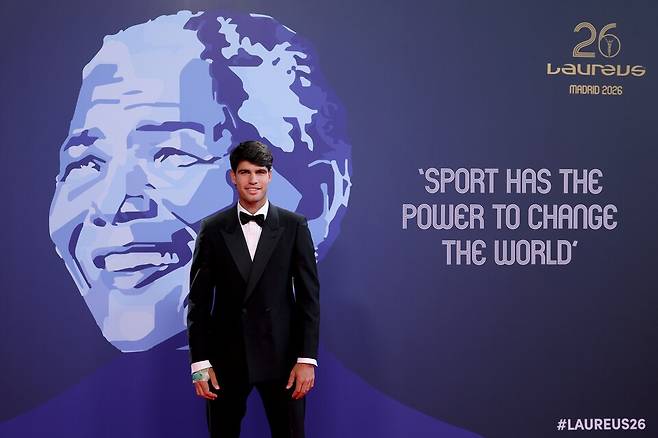 올해의 최우수 남자선수상을 받은 알카라스.