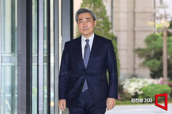 신현송 신임 한국은행 총재가 21일 서울 중구 한국은행에 출근 하고 있다. 강진형 기자