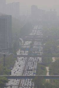 광주와 전남 지역이 고비사막과 내몽골고원 등 황사 발원지에서 발원한 모래 먼지가 상공을 지나며 대기질이 탁한 가운데 22일 오후부터는 비가 내리며 점차 회복할 것으로 예보됐다. 사진은 21일 오전 경기도 고양시 행주산성에서 바라본 서울 일대가 흐릿한 모습. 연합뉴스