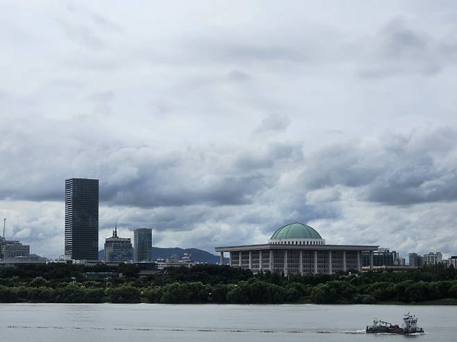 전국 대체로 흐림… 강원·경북 건조 특보 [내일날씨]=수요일인 내일(22일) 날씨는 전국이 대체로 흐리겠으나, 수도권과 강원도는 구름 많겠다. 아침 최저기온은 6~14℃, 낮 최고기온은 16~21℃가 되겠다.오전(09~12시)부터 제주도, 오후(12~18시)부터 전남권, 밤(18~24시)부터 경남권에 비가 내리겠다. 또한 늦은 새벽(03~06시)부터 오후(12~18시) 사이 충청권과 전북, 경북권 남부에는 0.1mm 미만의 빗방울이 떨어지는 곳이 있겠다. 건조특보가 발효된 강원도와 경북 북부는 대기가 매우 건조하겠고, 그 밖의 중부지방에도 대기가 건조한 곳이 있겠다. ⓒbnt뉴스: 오늘날씨, 내일날씨, 주간날씨 예보