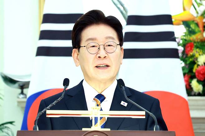 이재명 대통령이 1세대 1주택자의 양도소득세 감면 조치인 장기보유특별공제 제도 폐지를 시사하면서 정치권에서 뜨거운 논쟁이 벌어지고 있다. 사진은 이 대통령이 지난 4월 20일 인도 뉴델리 영빈관에서 언론 발표를 하는 모습./뉴시스