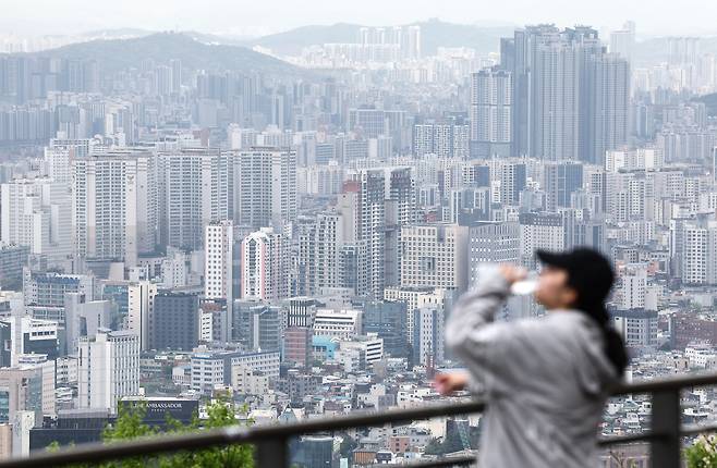 1세대 1주택자에게 주는 세금 혜택인 장기보유특별공제가 폐지되면 고가 아파트는 세금 부담이 늘 전망이다. 사진은 4월 20일 서울 남산에서 바라본 아파트./뉴스1