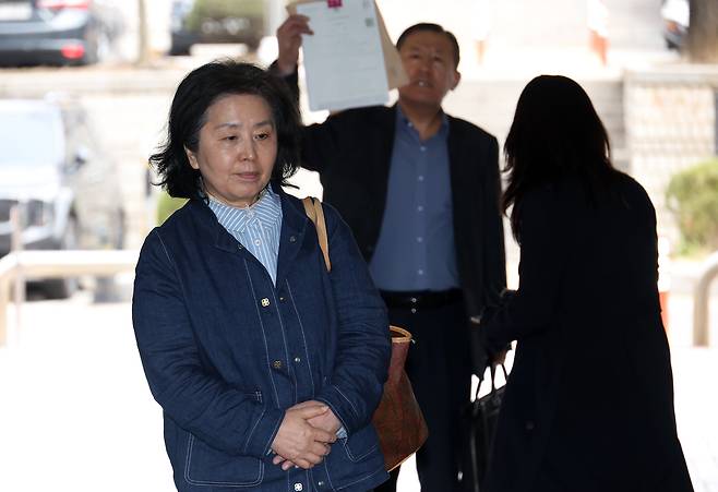 김영선 전 국민의힘 의원이 지난 1일 오전 서울 서초구 서울중앙지법에서 열린 오세훈 서울시장의 여론조사 대납 의혹 사건 1심 재판에 증인신문을 위해 출석하고 있다. /장경식 기자