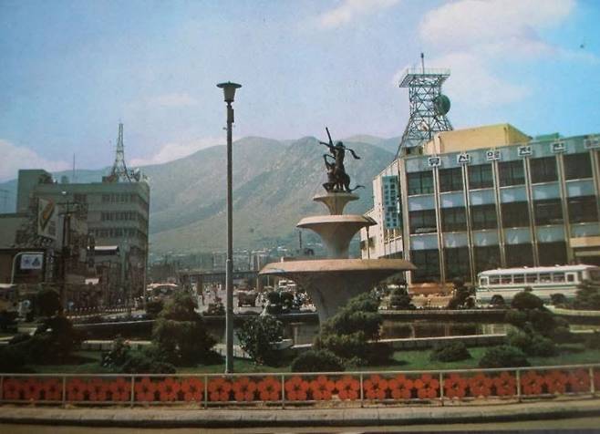 더는 볼 수 없는 1976년 경남 마산시(현 창원시) 서성광장 로타리의 모습.   "유신으로 전진"이라는 슬로건이 붙은 오른쪽 높은 건물이 마산전신전화국, 멀리 보이는 산은 무학산이다. /인스타그램