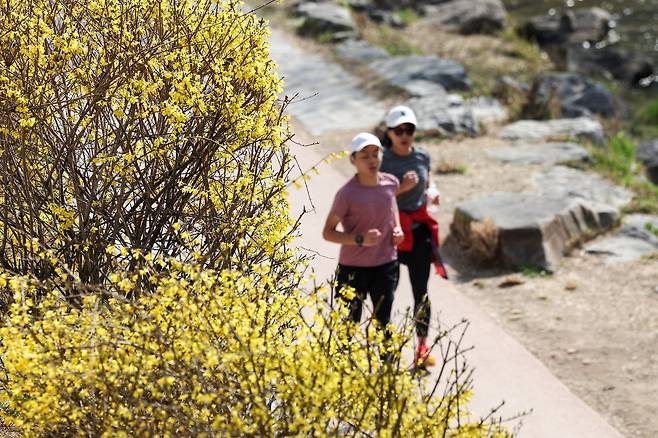 지난달 25일 서울 종로구 청계천을 찾은 시민들이 러닝을 하고 있다. /뉴스1