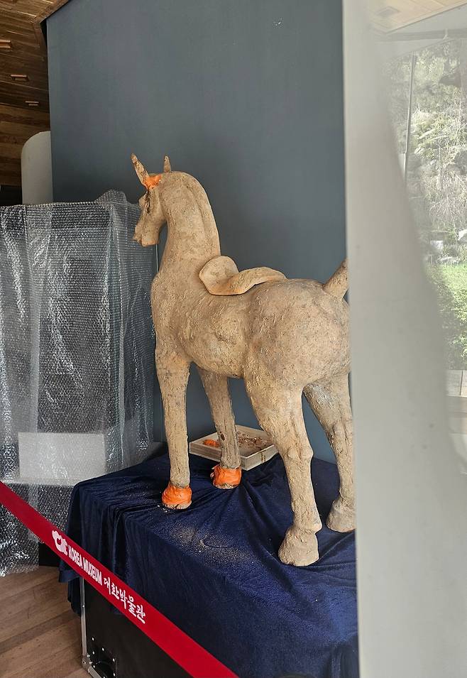 지난 20일 서울 은평구 대한박물관 내부에 말 모양의 유물이 놓여 있다. /황채영 기자