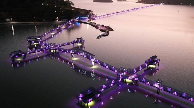 전남 신안군 반월·박지도의 퍼플교. 모든 게 보라색인 이 섬은 꼭 가봐야 할 한국 대표 관광지 100선에 선정됐다. 신안군 제공