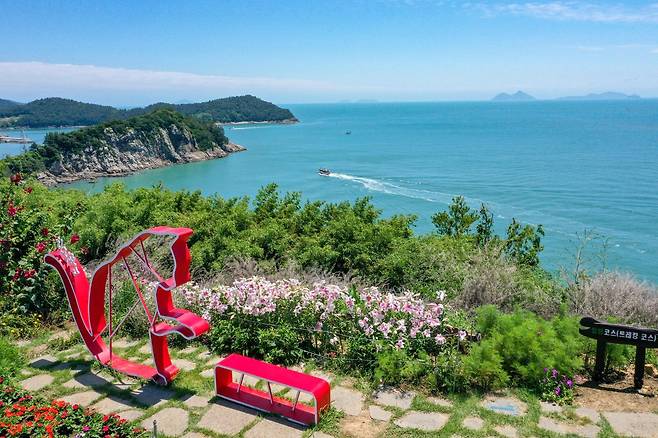 전남 고흥군 봉래면 쑥섬. 사계절 꽃이 피는 ‘바다 위 비밀정원’으로 불리는 이 섬은 전남 제1호 민간 정원이다. 300여 종의 꽃과 수백 년 된 돌담길, 난대원시림 등 자연과 역사·생활문화가 어우러져 전국 각지에서 관광객의 발길이 이어지고 있다. 고흥군 제공