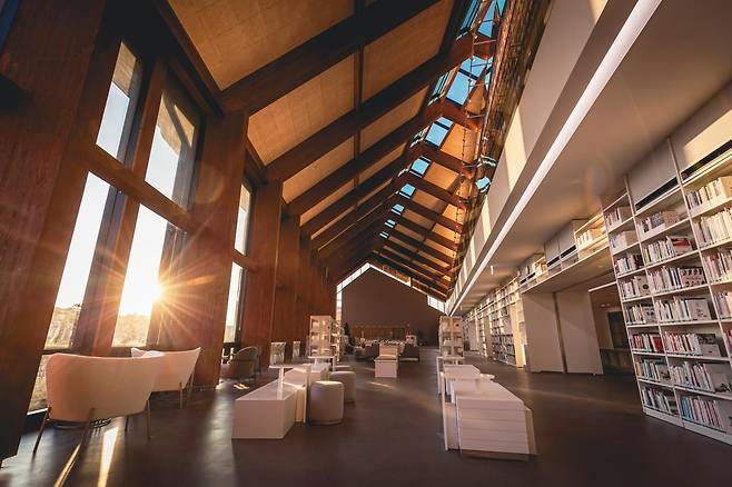 지난해 전북 고창군 고창읍에 문을 연 ‘황윤석도서관’ 내부 모습. 세계유산인 종묘 정전에서 영감을 받아 만들어졌다고 한다. 고창군 제공