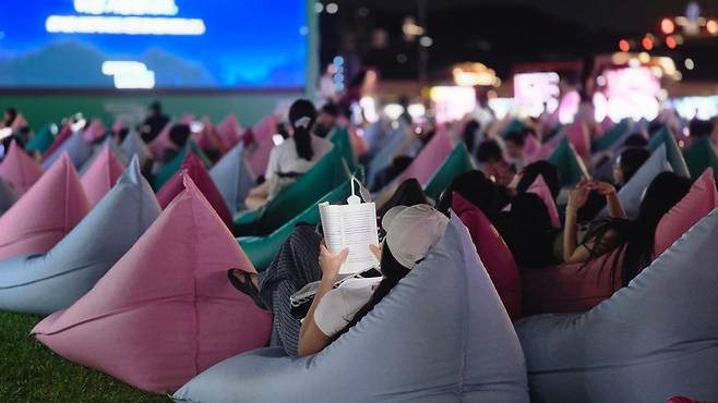시민들이 광화문 책마당에서 독서를 하고 있다. 서울시는 23일부터 ‘서울야외도서관’ 운영을 시작한다. 서울시 제공