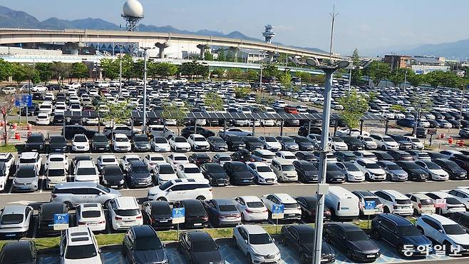 17일 오전 부산 강서구 김해공항 국제선 노면 주차장이 가득 차 있다. 국제선 노선이 잇따라 신설돼 이용객이 늘고 있으나 공항 시설 규모는 과거에 머물러 있어 방문객 불편이 이어지고 있다. 김화영 기자 run@donga.com