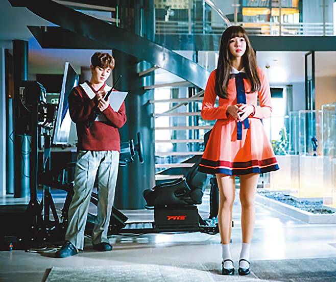 2017년 방영된 드라마 ‘로봇이 아니야’에서 김민규(유승호 분)가 로봇 ‘아지3’(채수빈 분)의 성능을 테스트하는 모습. MBC 제공