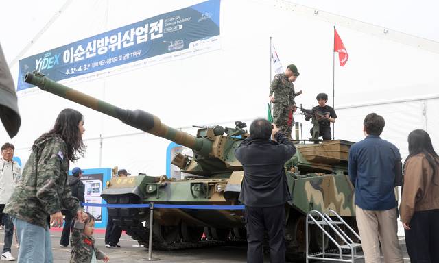 지난 1일 오후 경남 창원시 진해구 진해군항에서 열린 ‘2026 이순신방위산업전(YIDEX 2026)’에 참여한 시민이 부스 주변에 설치된 해병대 장비를 체험하고 있다. [연합뉴스]