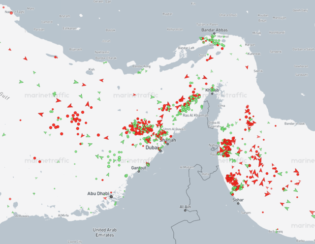 선박 위치정보 조회사이트 마린트래픽에서 21일 오후 3시 50분께 선박자동식별장치(AIS)로 확인한 화물선과 유조선 등 벌크선의 위치.  호르무즈 해협 인근에 선박들애 다수 몰려있는 모습이 보인다. 마린트래픽 화면 캡처.