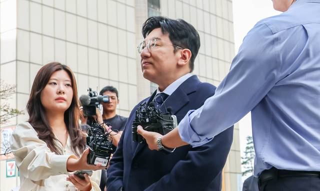 기업공개(IPO)를 앞두고 투자자들을 속여 지분을 팔게 한 의혹을 받는 방시혁 하이브 의장이 서울 마포구 서울경찰청 금융범죄수사대에 피의자 신분으로 출석하고 있다. [디지털타임스 DB]