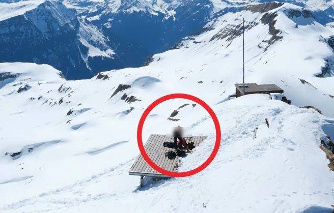 지난 8일(현지시간) 스위스 알프스의 해발 2681m 파울호른 정상 부근에서 한 커플이 성관계를 하는 모습. 출처=20미누텐