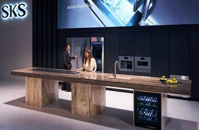 한 관람객이 지난 20일(현지시간) 이탈리아 밀라노에서 열린 세계 최대 디자인 전시회 '밀라노 디자인 위크(MDW) 2026'를 방문해 초프리미엄 빌트인 가전 브랜드 SKS를 살펴보고 있다. LG전자 제공