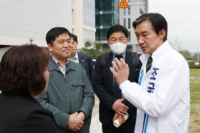 조국 조국혁신당 대표가 20일 경기 평택시 고덕면 KTX경기남부역사 예정 부지에서 열린 최고위원회의에 앞서 지역 주민들과 이야기를 하고 있다. 뉴스1