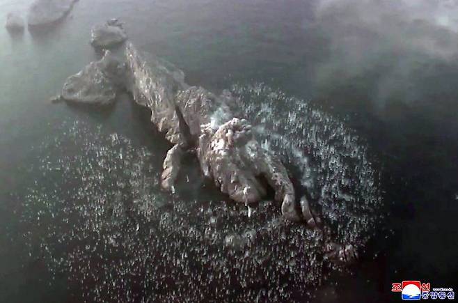 북한이 단거리 지대지 탄도미사일 집속탄두 위력을 평가하는 시험발사에 성공했다고 밝혔다. 조선중앙통신은 20일 "미사일총국은 19일 개량된 지상 대 지상 전술탄도미사일 '화성포-11라'형 전투부(탄두) 위력 평가를 위한 시험발사를 진행하였다"고 보도했다. 조선중앙통신 캡처