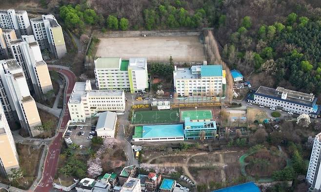 서울 은평구 백련산 기슭과 아파트·주택 단지 사이에 자리한 ‘서울특별시 꿈나무마을’의 지난 1일 모습. 김영원 기자 forever@hani.co.kr