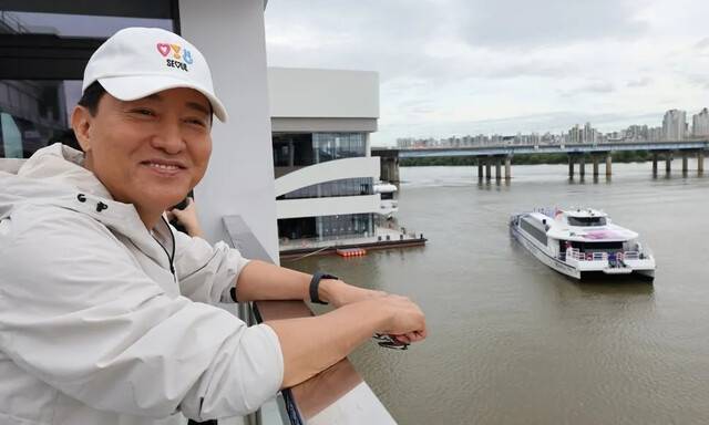 한강버스 정식 운항 시작일인 지난해 9월18일 오세훈 서울시장이 여의도 선착장에서 한강버스를 기다리고 있는 모습. 연합뉴스