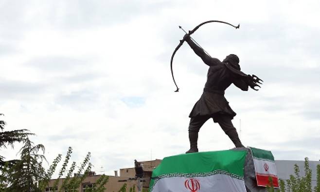 19일(현지시각) 이란 테헤란 한 광장의 동상에 이란 국기가 둘러져 있다. 테헤란/EPA 연합뉴스