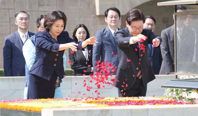 인도를 국빈 방문 중인 이재명 대통령과 김혜경 여사가 20일(현지시간) 뉴델리 간디추모공원 라즈가트를 방문해 묘단 위에 꽃잎을 뿌리고 있다. 청와대사진기자단