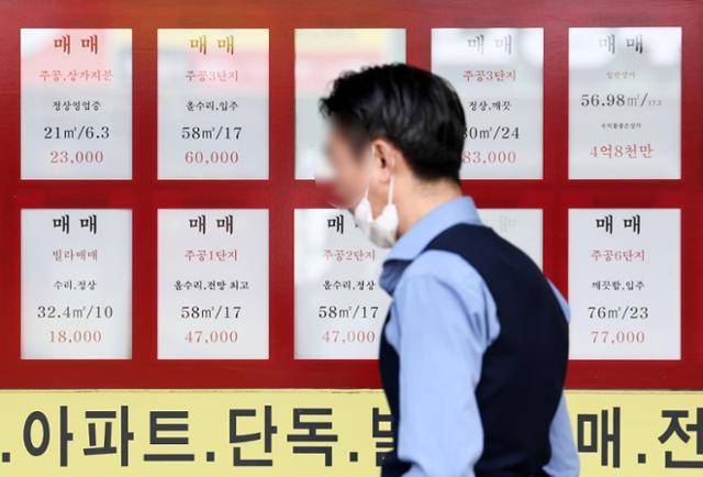 부동산 빅데이터 업체 아실에 따르면 18일 기준 서울 아파트 전세 매물은 1만5천427건으로 2년 전 대비 49.9% 급감했다. 서울 25개 구에서 모두 전세 매물이 감소한 가운데 노원구와 중랑구, 강북구 순으로 아파트 전세 매물 감소 폭이 컸다. 사진은 19일 서울 노원구의 한 부동산 중개소에 게시된 매매 안내문. 뉴스1