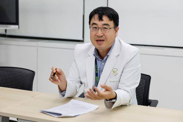14일 대전 건양대병원에서 만난 최종권 혈액종양내과 교수가 소세포폐암에 대해 설명하고 있다. 건양대병원 제공