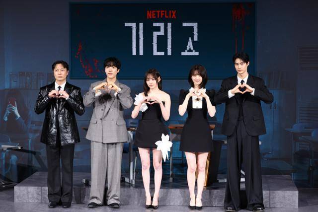 배우 노재원(왼쪽부터), 이효제, 전소영, 강미나, 현우석이 21일 서울 용산구 CGV 용산아이파크몰에서 열린 넷플릭스 시리즈 '기리고' 기자간담회에서 포즈를 취하고 있다. 뉴시스