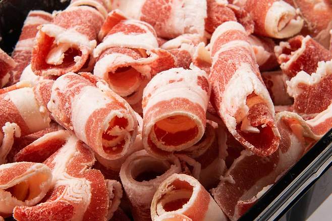 덜 익은 고기에 들어있는 대장균은 식중독 뿐 아니라 요로감염을 일으킨다. /클립아트코리아