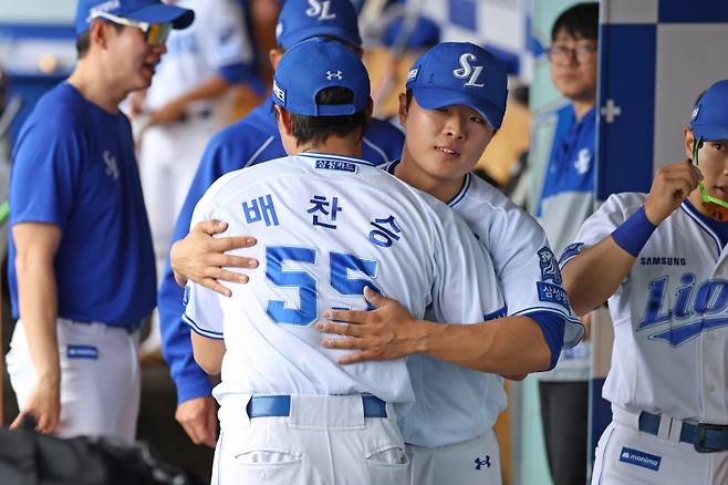 삼성 이승민이 지난 18일 LG전에서 자신이 남겨놓고 내려온 주자를 후속 투수 배찬승이 실점 없이 막자 이닝 교대 때 끌어안으며 고마워하고 있다. 사진=삼성 제공