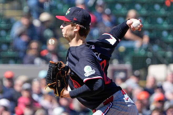 <yonhap photo-1280=""> Minnesota Twins starting pitcher Mick Abel throws in the first inning during a spring training baseball game against the Detroit Tigers, Monday, Feb. 23, 2026, in Lakeland, Fla. (AP Photo/John Raoux)/2026-02-24 05:33:01/ <저작권자 ⓒ 1980~2026 ㈜연합뉴스. 무단 전재 재배포 금지, AI 학습 및 활용 금지></yonhap>