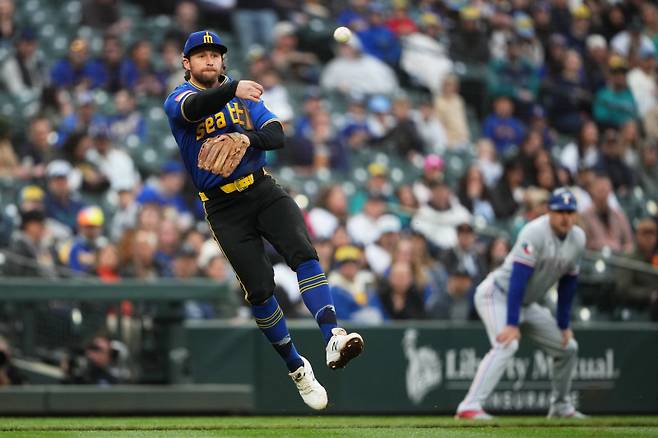 <yonhap photo-3321=""> Seattle Mariners third baseman Brendan Donovan throws out Texas Rangers' Danny Jansen during the second inning of a baseball game, Friday, April 17, 2026, in Seattle. (AP Photo/Lindsey Wasson)/2026-04-18 11:27:27/ <저작권자 ⓒ 1980~2026 ㈜연합뉴스. 무단 전재 재배포 금지, AI 학습 및 활용 금지></yonhap>